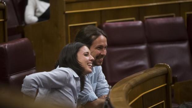 Iglesias y Montero en sus escaños durante el debate de los Presupuestos Generales del Estado