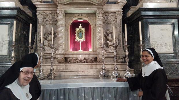 El camarín de la reliquia de la Santa Faz, con el nuevo cristal blindado