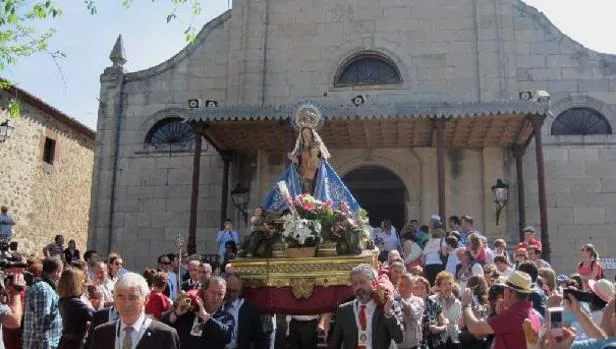 La imagen de la virgen sale en procesión, acompañada por miles de devotos que realizan ofrendas a la santa