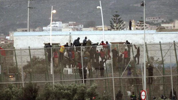 Inmigrantes encaramados en la valla de Melilla, en un salto anterior
