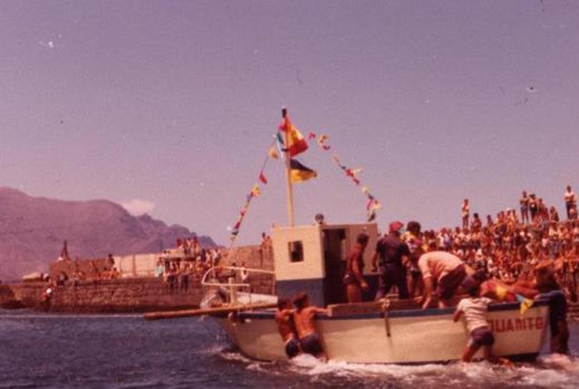 Botadura del barco de El Inglés en 1977 en Las Nieves, en Agaete