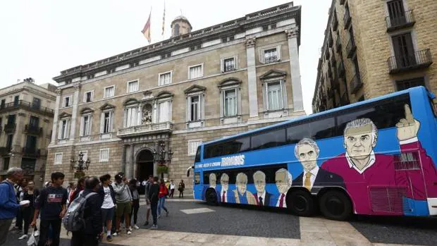 El "tramabús" no tenía permiso pero ha conseguido estar un momento ante el Palacio de la Generalitat