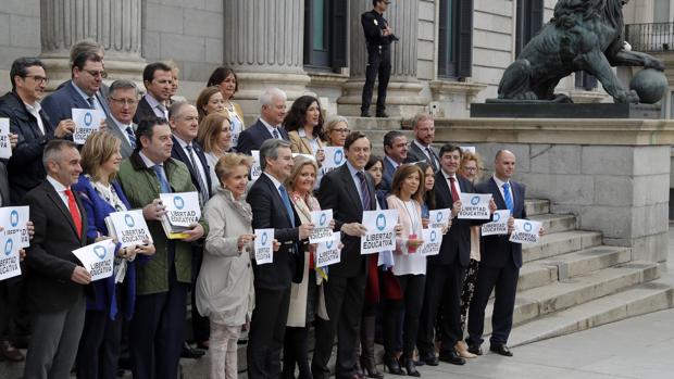 Parlamentarios valencianos del Grupo Popular encabezados por el portazvoz,Rafael Hernando, en las escalinatas del Congreso