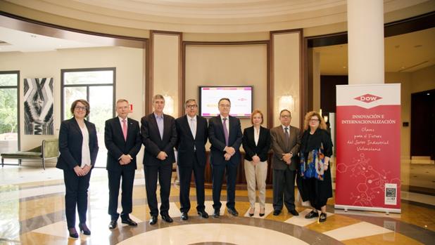 Rafa Climent, junto a los participantes de la jornada Dow