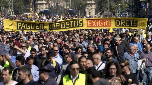 Los taxistas de Barcelona, tras el dictamen de la UE: «La barra libre de Uber ha quedado cerrada»