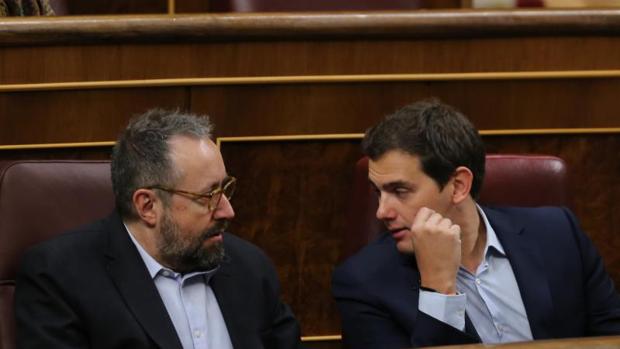 Albert Rivera conversa con Juan Carlos Girauta en el Congreso