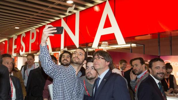 Puigdemont, haciéndose un selfi con dos jóvenes en el último congreso de móviles de Barcelona