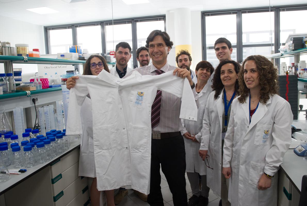 El investigador Manuel Serrano junto a su equipo en el laboratotio del IRB