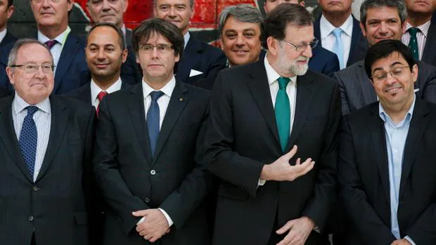 De izquierda a derecha, José Luis Bonet, Carles Puigdemont, Mariano Rajoy y Gerardo Pisarello