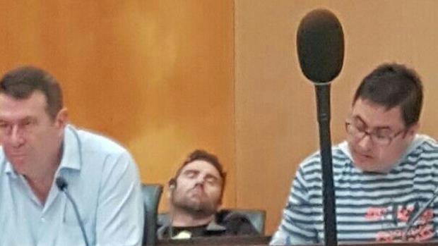 El representante de UGT, captado durmiendo durante la reunión de personal municipal