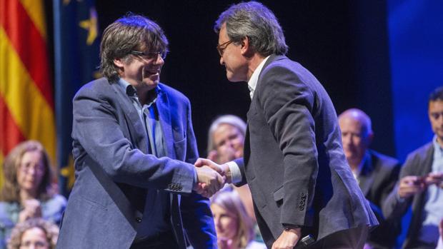 Puigdemont y Mas se dan la mano durante la I conferencia ideológica del partido