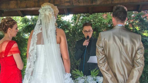 Kiko Hernández oficia una ceremonia en la finca Quinta Los Rosales