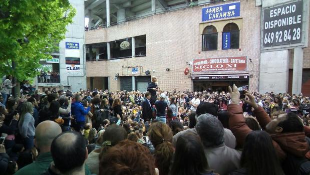 Robin Sharma, rodeado de una multitud, esta mañana a las puertas de la Cubierta de Leganés
