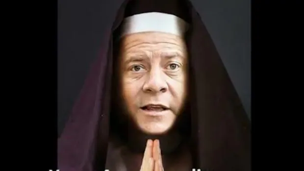 Captura del video de #Tú haces Podemos» donde Page aparece vestido de monja