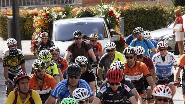 El pelotón ciclista precede el coche fúnebre con los restos mortales de su compañero atropellado en Oliva, este sábado en Xàbia