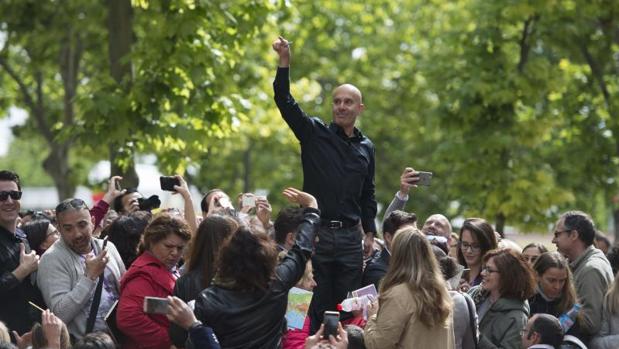 La estrella del acto, Robin Sharma, a las puertas de La Cubierta de Leganés