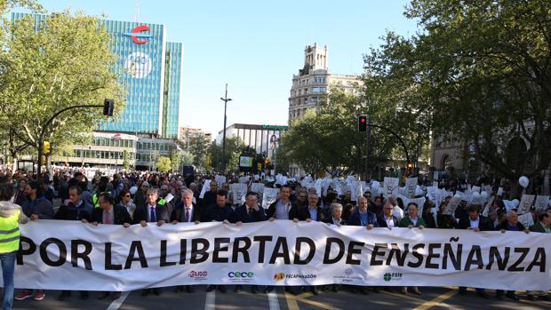 Una masiva manifestación recorrió el centro de Zaragoza el pasado 4 de abril en defensa de la enseñanza concertada