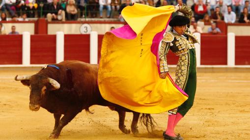 Roca Rey, durante su segundo de la Feria de San Pedro Regalado