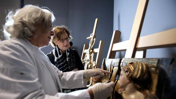 La directora del Museo de Escultura, María Bolaños, observa los trabajos de restauración en una de las obras que se expondrán