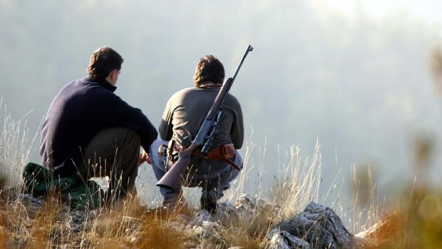 Dos cazadores, durante una pausa de su jornada cinegética