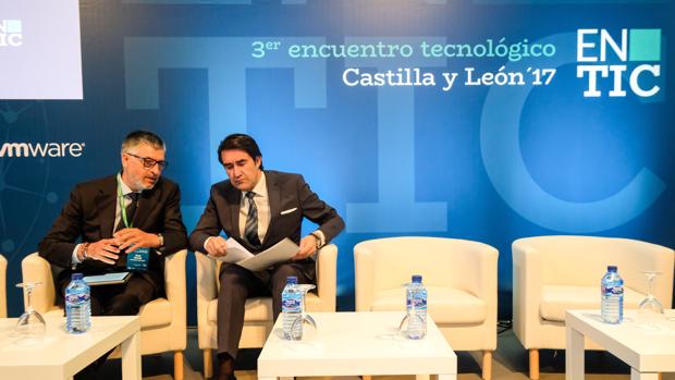 El consejero de Fomento y Medio Ambiente, Juan Carlos Suárez-Quiñones, conversa con el jefe de Informática del Corte Inglés, José Aracil