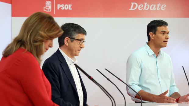 Patxi López, entre Pedro Sánchez y Susana Díaz ayer en el debate de los candidatos