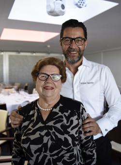 Quique Dacosta y su abuela en la gala de París