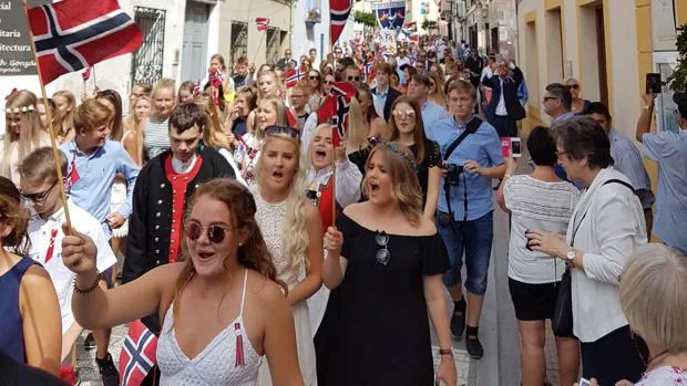Noruegos participan en el pasacalles por el municipio alicantino