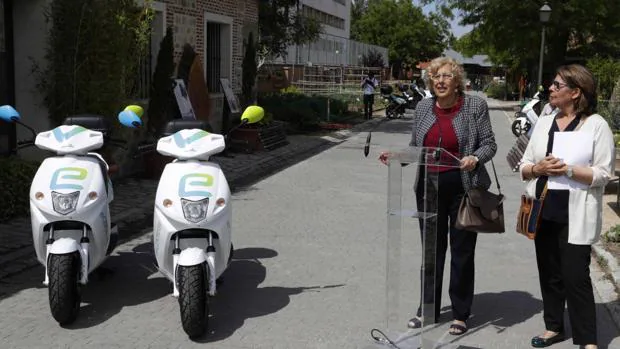 La alcaldesa de Madrid, Manuela Carmena, junto a la edil de Medio Ambiente, Inés Sabanés, durante el acto de inauguración de las motos eléctricas eCooltra
