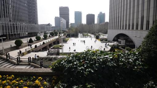 La renovada plaza de Azca