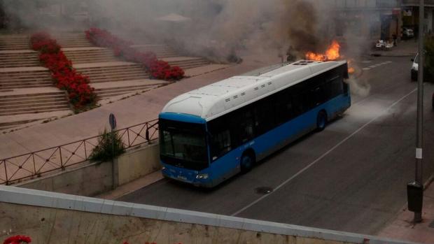 El autobús en llamas