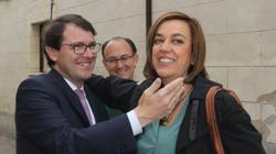 La presidenta de la Diputación, Ángeles Armisén, saluda al alcalde de Salamanca, Alfonso Fernández Mañueco