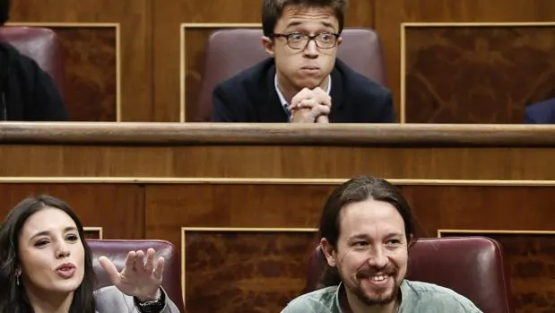 Los diputados de Unidos Podemos. Arriba, Íñigo Errejón; a la izquierda, Irene Montero; a la derecha, Pablo Iglesias