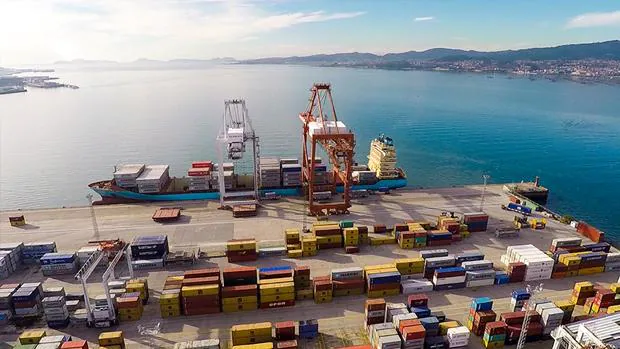 Imagen panorámica de un muelle de carga del Puerto de Vigo