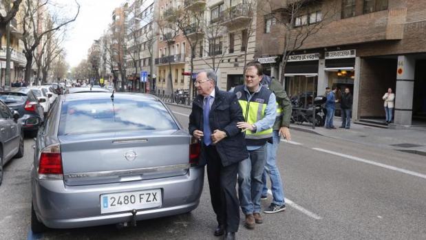 Miguel Bernad durante el registro de la sede de Manos Limpias en la Calle Ferraz de Madrid