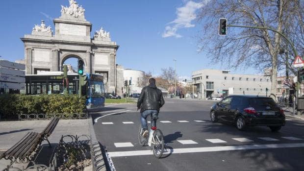 Un ciclista en la Puerta de Toledo de Madrid