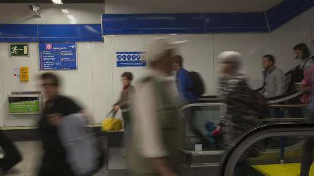 Usuarios del Metro utilizan las instalaciones del servicio público de transportes