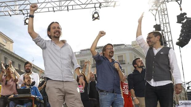 Varios miles de personas secundan en la Puerta de Sol a Podemos en su estéril moción de censura
