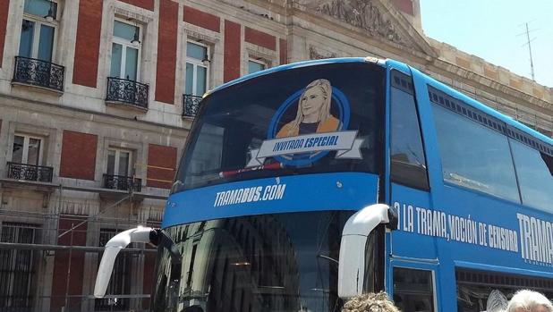 Podemos señala a Cifuentes como la última «invitada especial» de su Tramabús