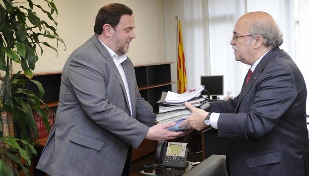 Junqueras (izquierda) y Mas-Colell (derecha), en el traspaso de la cartera de Economía de la Generalitat, en 2016