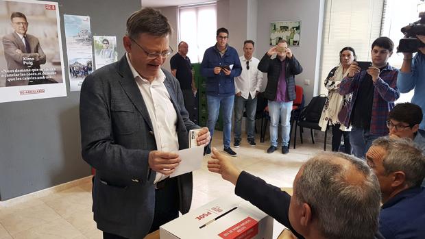 Ximo Puig deposita su voto en las primarias del PSOE