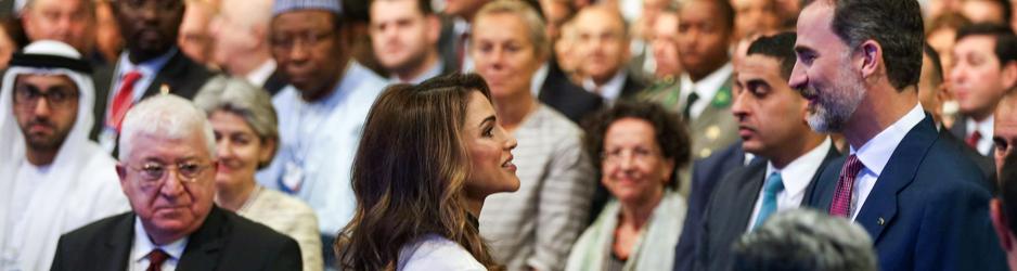 Don Felipe con la Reina Rania de Jordania, en el Foro Económico sobre Oriente Medio, en la costa del Mar Muerto