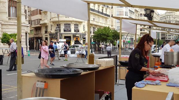 Cocineros comienzan a preparar sus arroces en la plaza del Ayuntamiento de Valencia