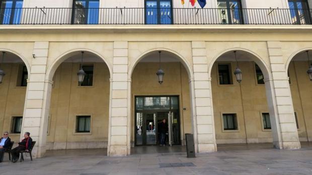 Entrada a la Audiencia Provincial de Alicante