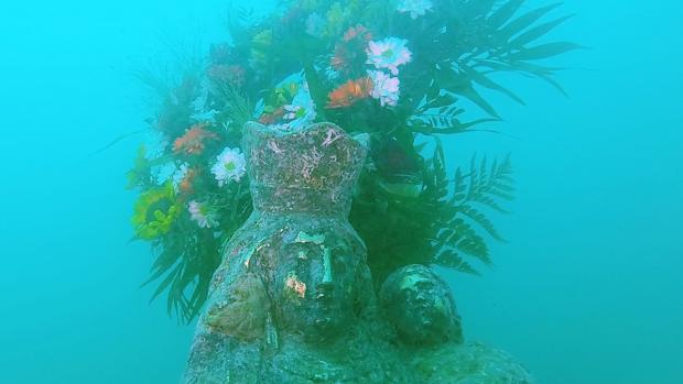 Imagen de la ofrenda submarina a la Virgen de los Desamparados