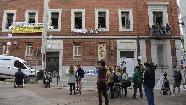 Los okupas del edificio de la calle Gobernador, 39, muestran pancartas de protesta