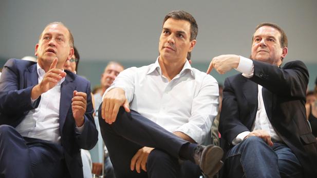 Leiceaga, Pedro Sánchez y Abel Caballero, en un mitin durante las pasadas autonómicas