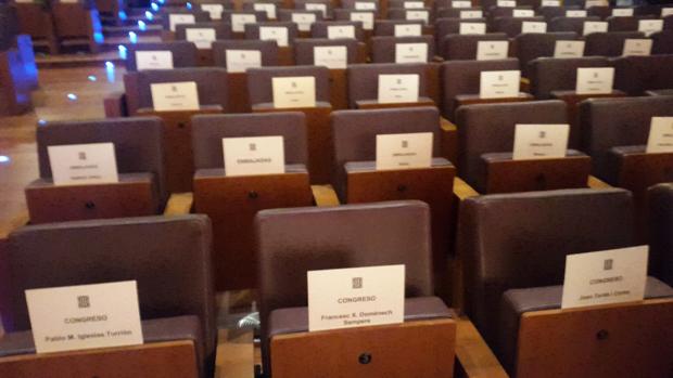 La organización ha reservado a Pablo Iglesias el mejor lugar de la sala para escuchar a Puigdemont