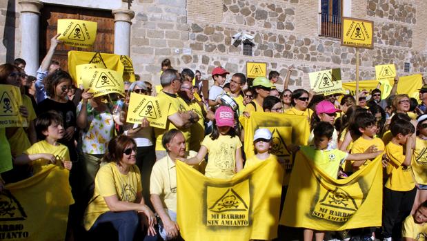 La protesta contra el amianto se ha celebrado ante el Palacio de Fuensalida