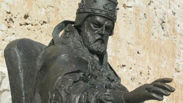 Escultura dedicada al Papa Luna en Peñíscola (Castellón), donde acabó su vida